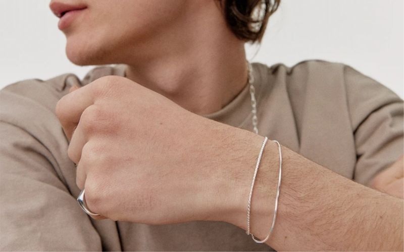 Trang sức bạc giúp người tuổi Ất Dậu 2005 kích hoạt vận khí tốt, đồng thời thể hiện nét tinh tế, hiện đại